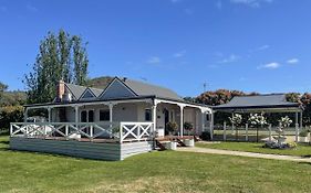 Yarra Fox Farm Cottage Farmstay